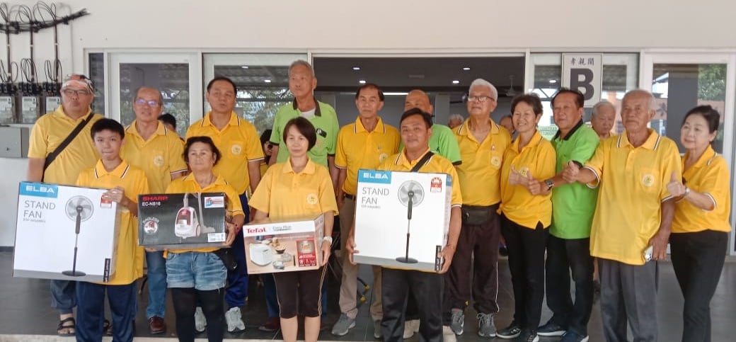 东：（已签发）文冬两广义山重阳义山行400人参加