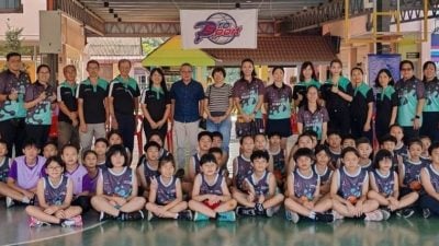 文冬县华小篮球训练营   7华小参与加强球技