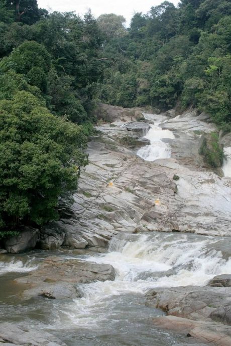 东：（已签发）文冬暹猛情人瀑布停车场装闭路电视