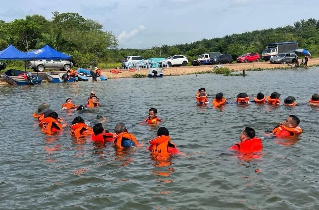 东:(已签发)文冬警方和各政府部门展开水上救援和救生艇操作训练