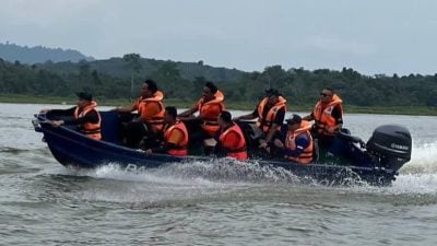 年尾东北季候风来临 文冬政府部门展开水上救援和救生艇操作训练