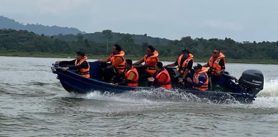 东:(已签发)文冬警方和各政府部门展开水上救援和救生艇操作训练