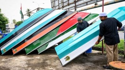 买纤维船艇应对水灾  业者全天候待命满足需求