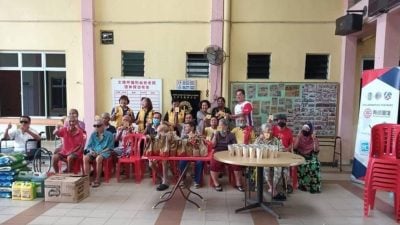 瓜拉吉挠狮子会到文德甲老人院送暖