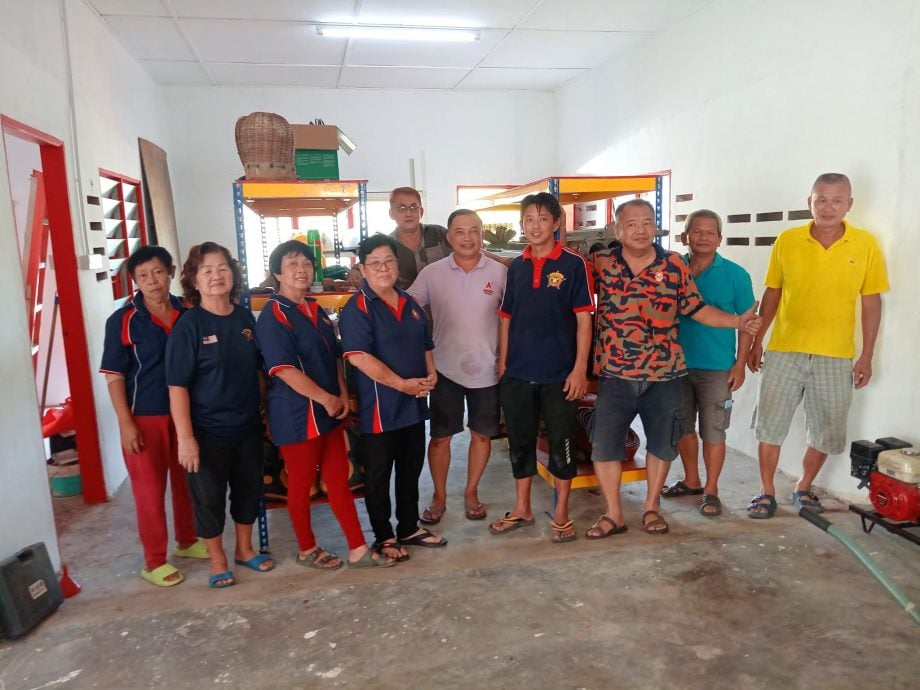 东:(已签发)瓜拉吉挠美华义务消防队整理好救灾配备 备不时之需