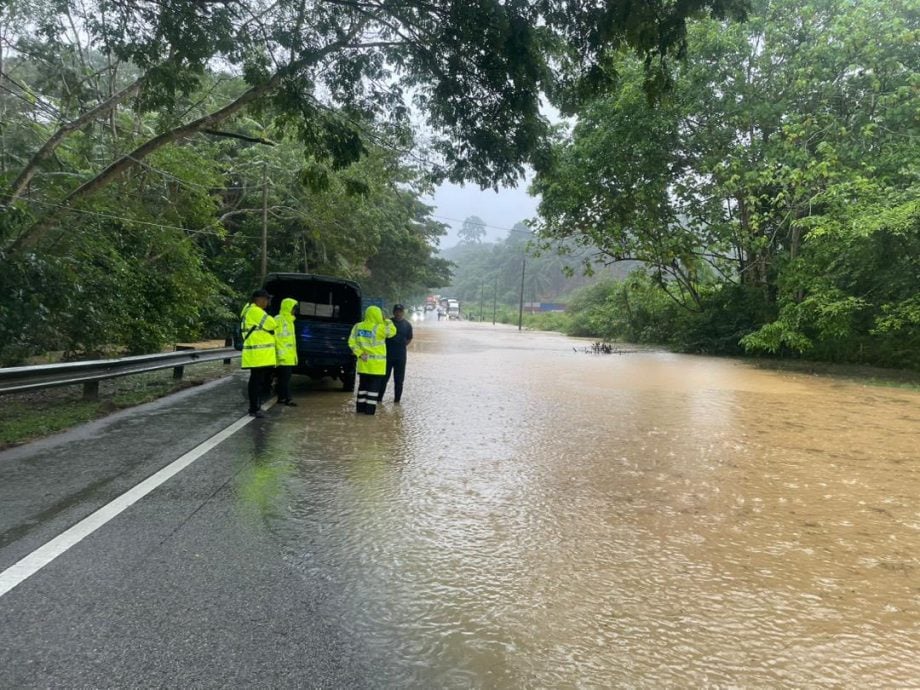 东:(已签发)立卑路近瓜拉阿督积水,禁轻型车辆通行