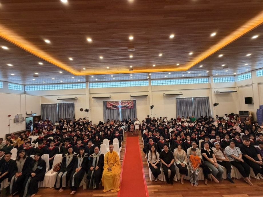 东:(已签发)而连突办毕业典礼暨祈福会 祈愿SPM应考生及中六毕业生考试顺利愿考试顺利、前程光明