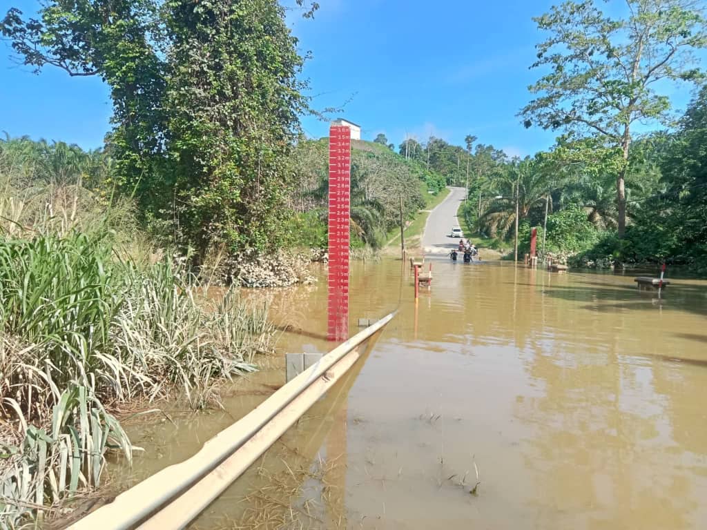而连突多条道路积水交通中断