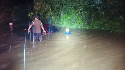 路积水看不到 轿车误坠沟4人获救