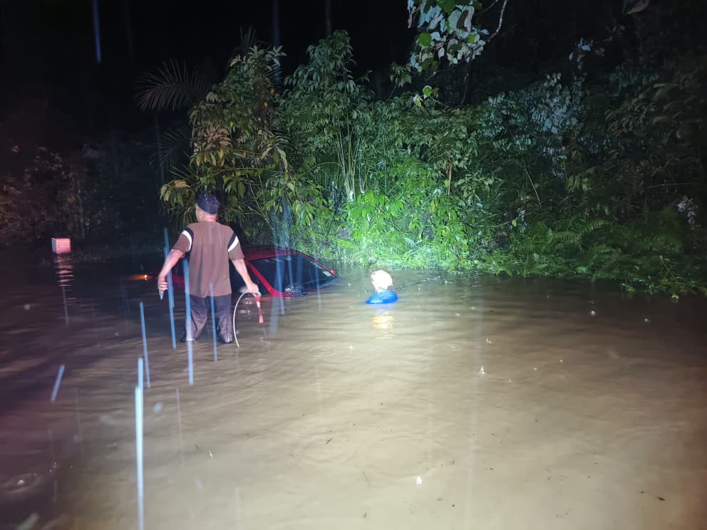 东：（已签发）路积水看不到 一家四口轿车误坠沟