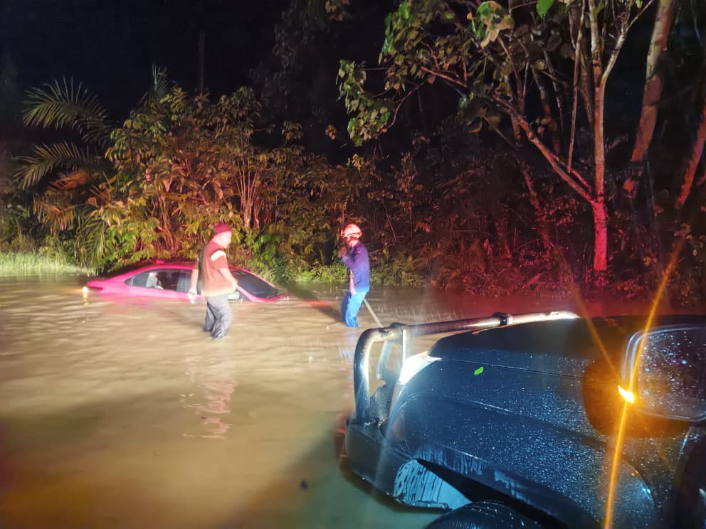 东：（已签发）路积水看不到 一家四口轿车误坠沟