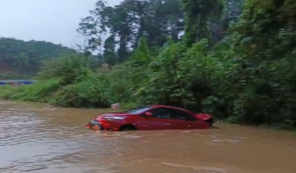 东：（已签发）路积水看不到 一家四口轿车误坠沟