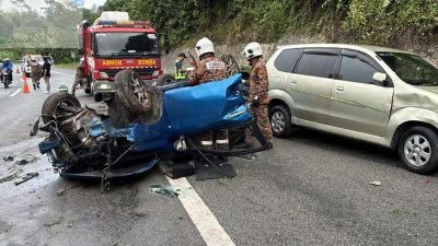 疑雨天路滑失控  轿车翻覆1死2伤