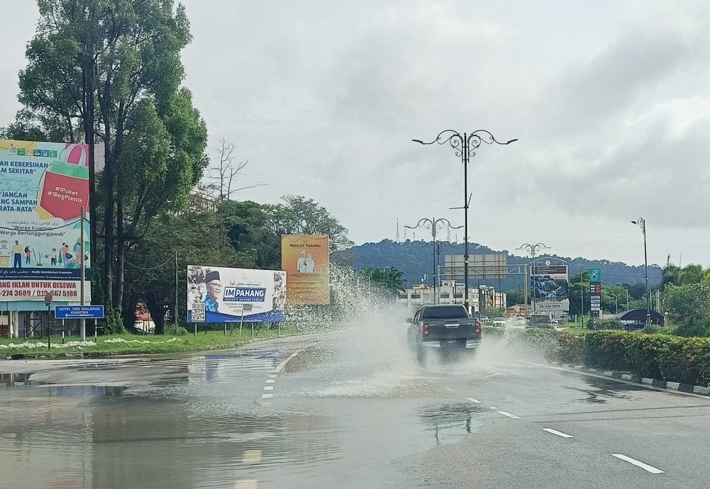 东：（已签发）雨后现路坑处处都积水 形成隐形陷阱