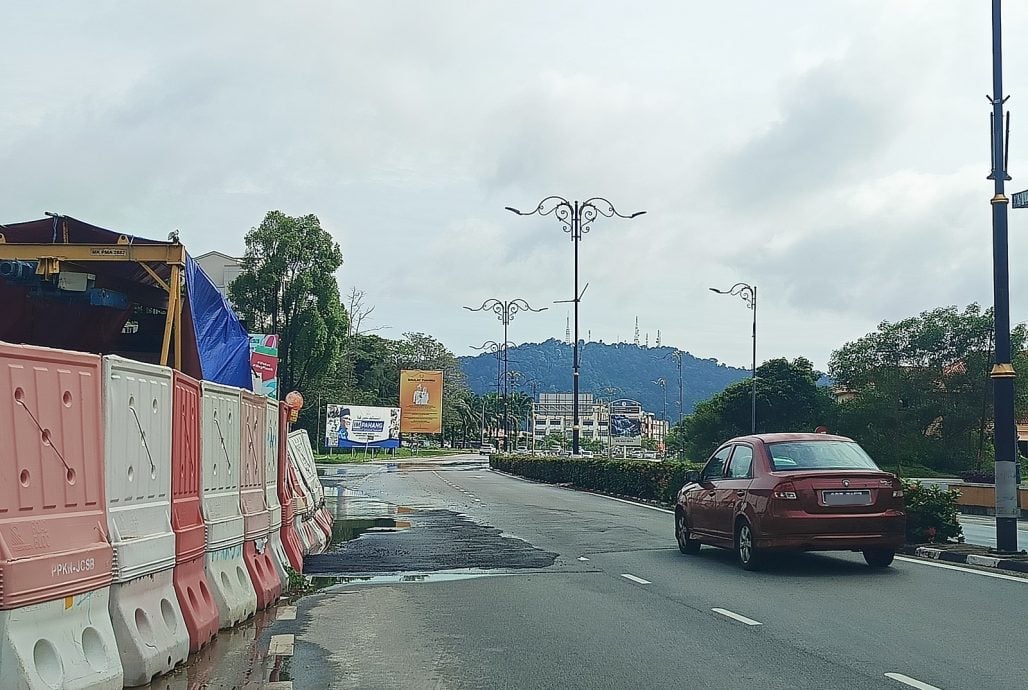 东：（已签发）雨后现路坑处处都积水 形成隐形陷阱