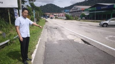 雨后现路坑 处处积水如隐形陷阱