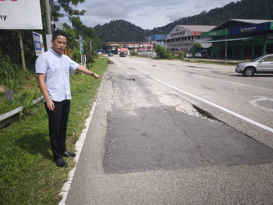 东：（已签发）雨后现路坑处处都积水 形成隐形陷阱