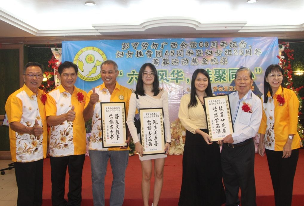 东:(已签发):梁小琴:举杯拉近彼此距离,酒是情谊象征文化延续