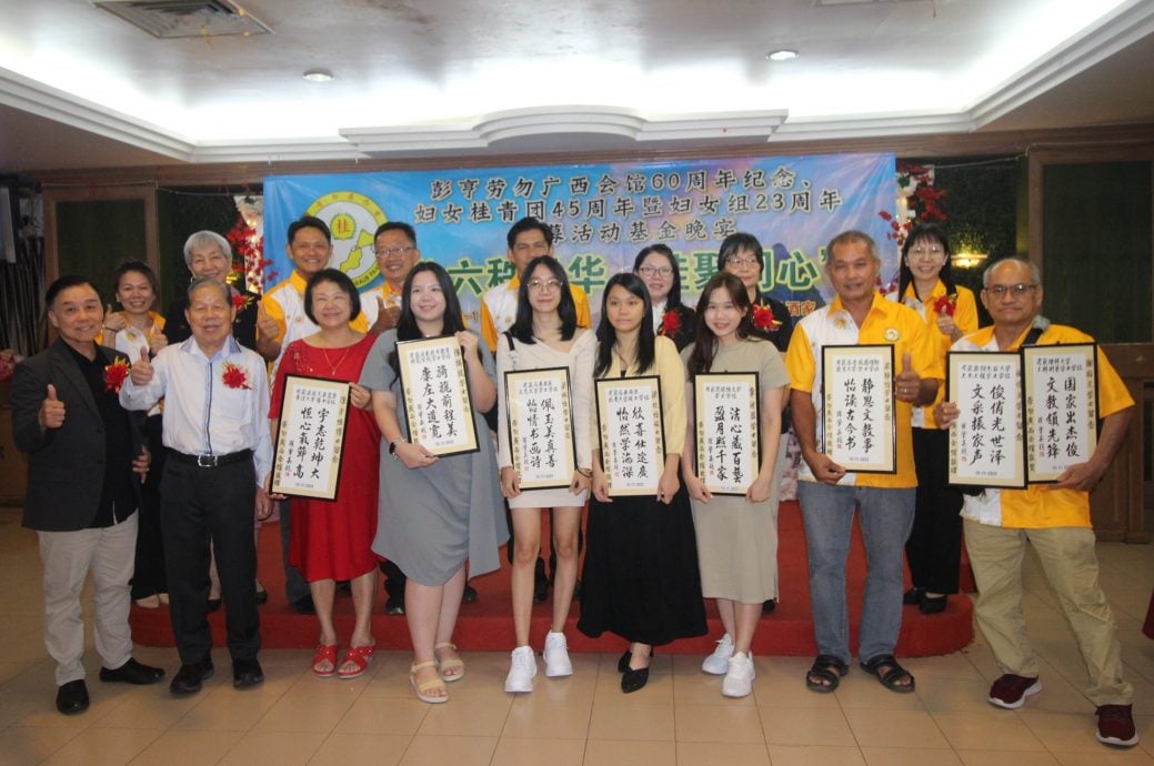 东:(已签发):梁小琴:举杯拉近彼此距离,酒是情谊象征文化延续