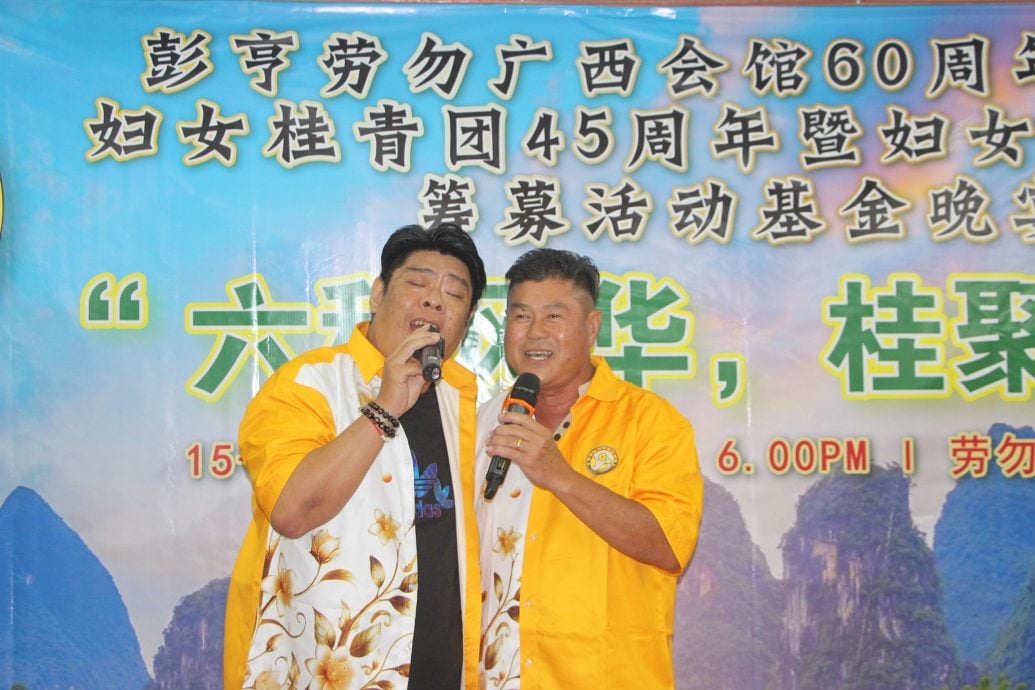 东:(已签发):梁小琴:举杯拉近彼此距离,酒是情谊象征文化延续