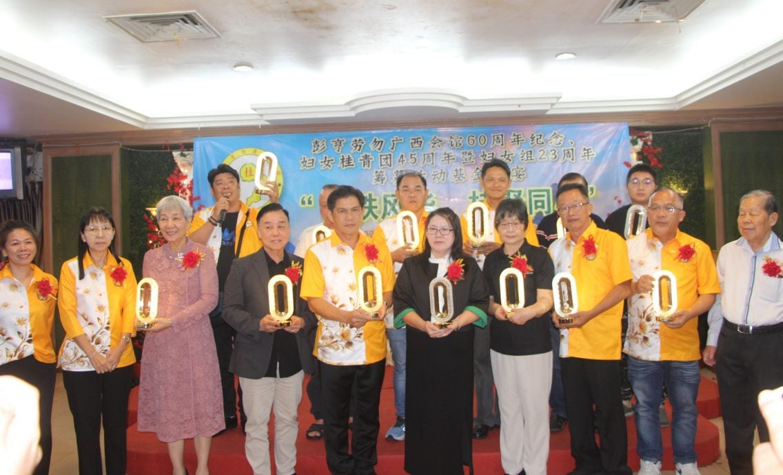 东:(已签发):梁小琴:举杯拉近彼此距离,酒是情谊象征文化延续