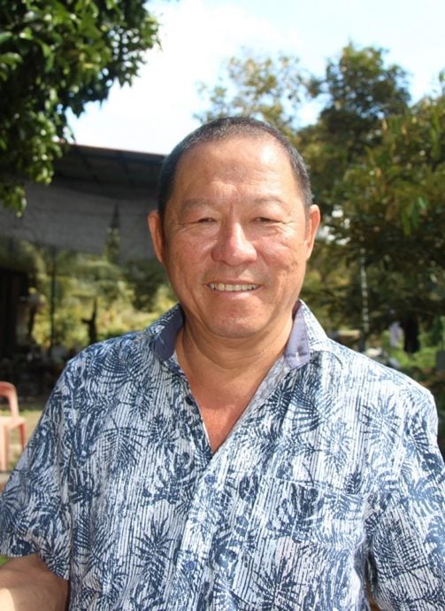 东：（未签发）不让榴梿落地损坏果肉，绑榴梿是品质管理一环