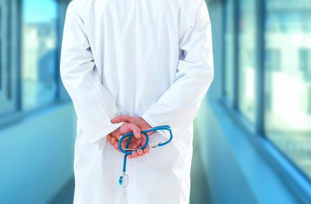 中国医师薪水“大跳水”近砍半　凄凉低薪资曝光！惨靠斜杠外送撑生计