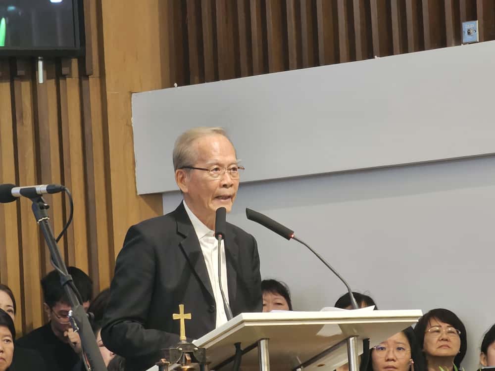 丹斯里张晓卿举殡|拿督张泰卿哽咽忆兄长 吁后代谨记“家和万事兴”