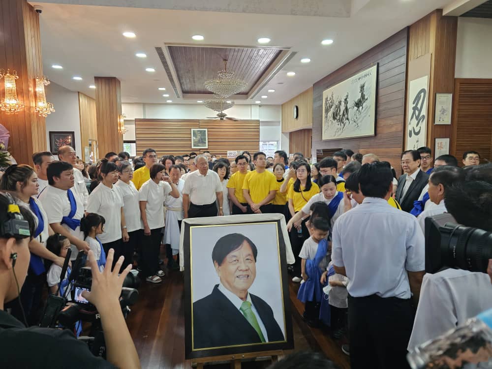 丹斯里张晓卿举殡|盖棺礼庄严举行 亲友齐唱诗歌送别