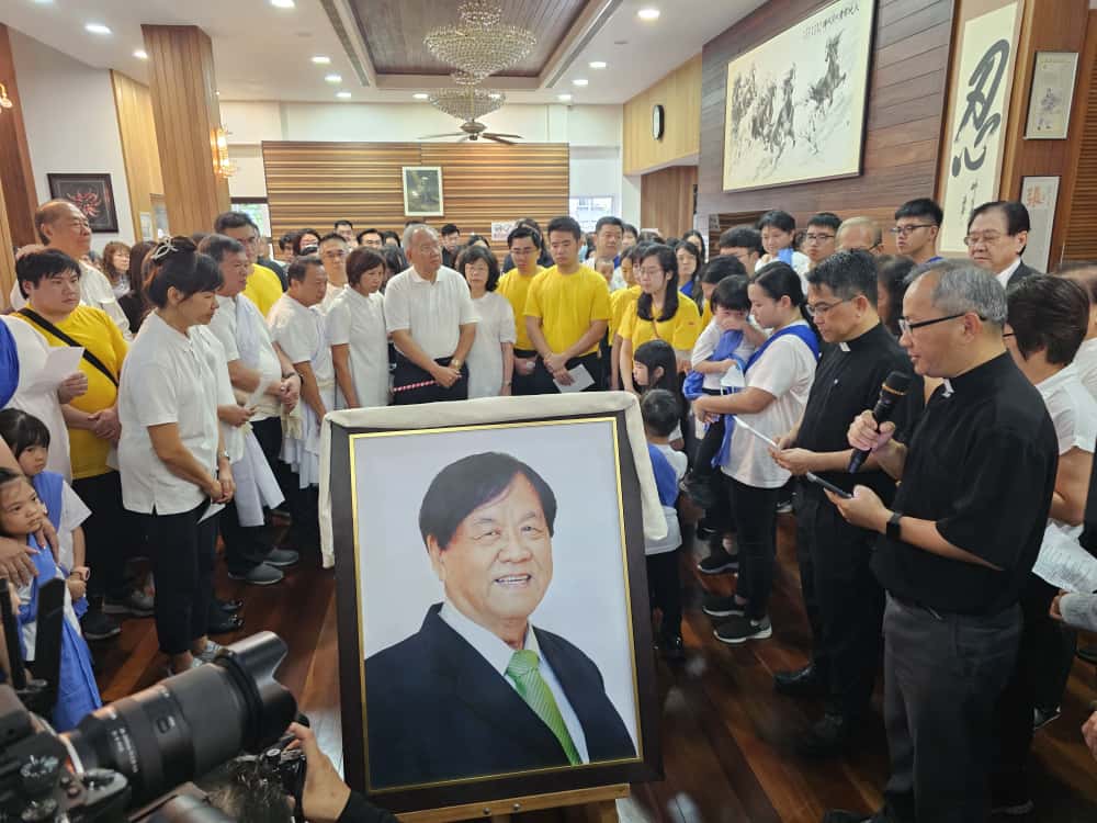 丹斯里张晓卿举殡|盖棺礼庄严举行 亲友齐唱诗歌送别