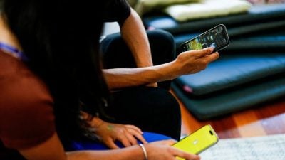 丹麦拟禁15岁以下使用社群媒体