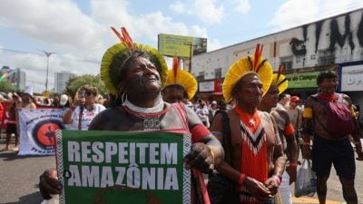 巴西COP3场外游行示威   数万人高喊“保护亚马逊”
