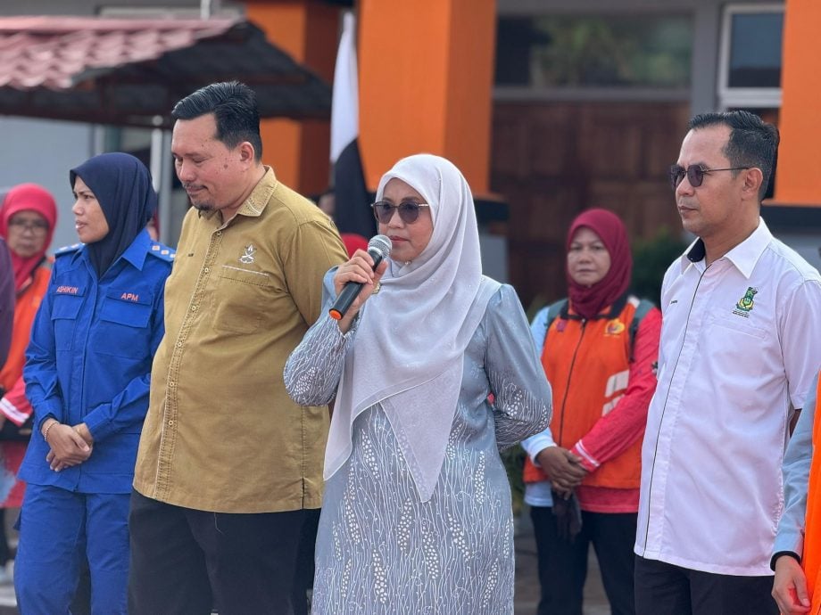 为应付水灾作准备,彭州政府运送乾粮及必须品至全彭167个水灾前哨站。