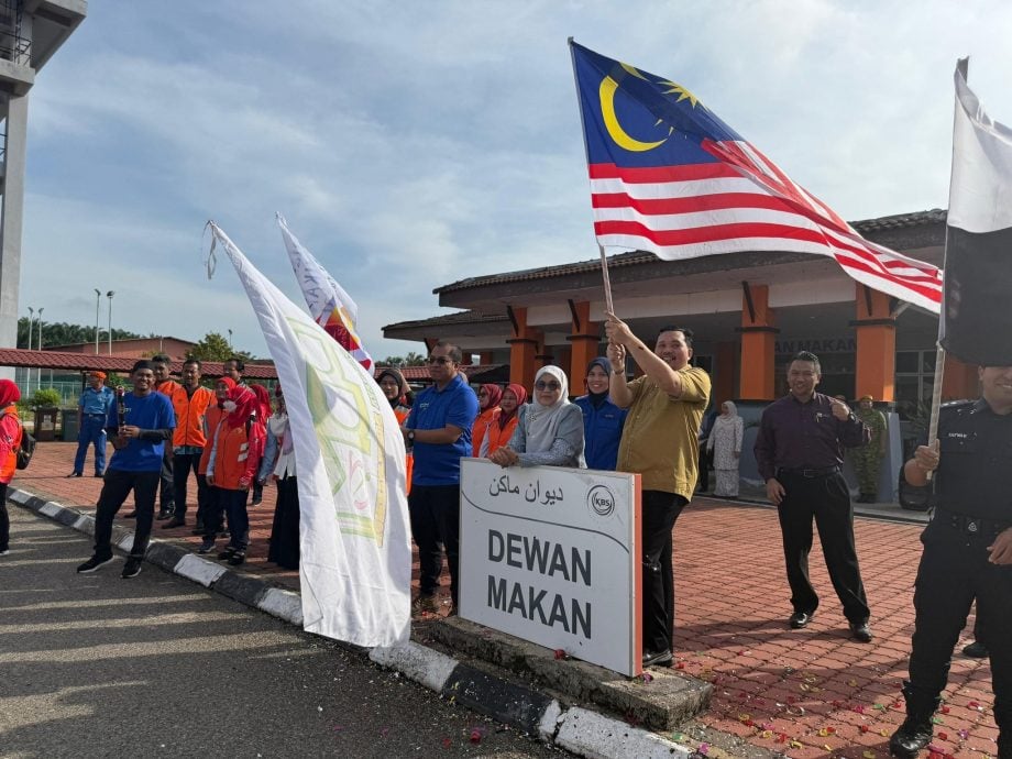 为应付水灾作准备,彭州政府运送乾粮及必须品至全彭167个水灾前哨站。