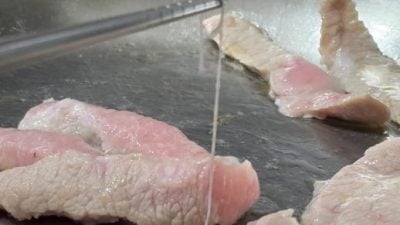 主妇煎猪肉条惊见“白线”！ 网民劝阻勿食用：是寄生虫！