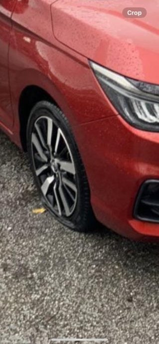 乌雪树倒路陷 车胎撞洞爆裂