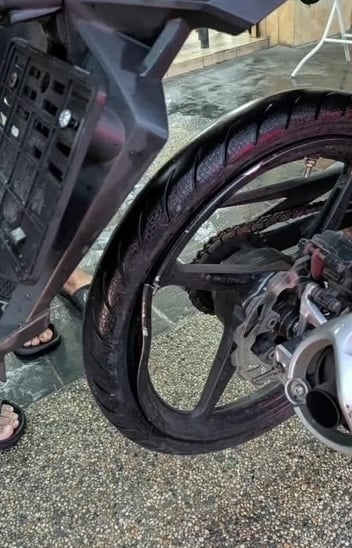 乌雪树倒路陷 车胎撞洞爆裂