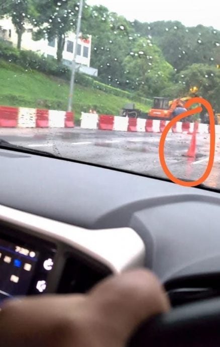 乌雪树倒路陷 车胎撞洞爆裂