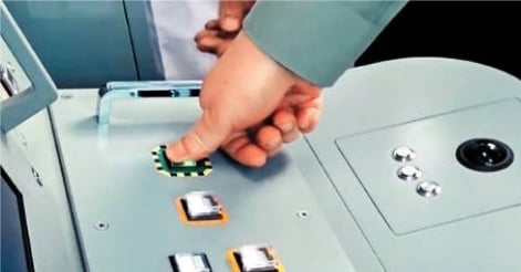 习近平登福建舰细节曝光 甲板合照彩衣人大起底