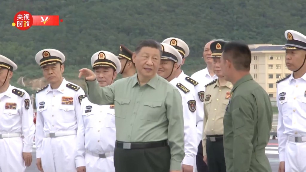 习近平登福建舰细节曝光 甲板合照彩衣人大起底