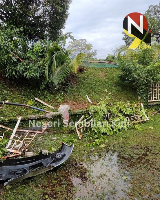 事故频传转弯处再出事 车坠斜坡撞入民宅