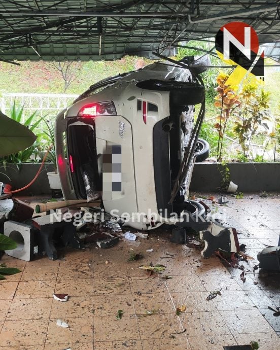 事故频传转弯处再出事 车坠斜坡撞入民宅