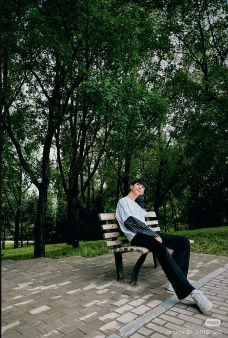 于朦胧伦敦纪念长椅落成 网民看照片哭了