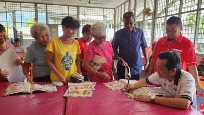 亚沙国会议员向两村受惠者派发免费眼镜 谢琪清“新鲜出炉”月历首亮相