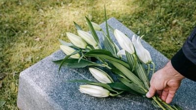 亲友吊唁竟索遗物还问宴席  女子怒斥：以为办派对吗？