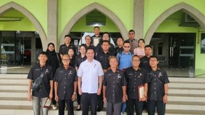 仁保县54村委会新阵容出炉　14华人村长原班人马续任 两秘书换新面孔