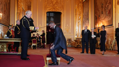 以后请称他贝爵！前足球金童穿爱妻设计西装　英王查尔斯授勋