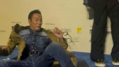 不慎绊倒变“动作戏”　70岁任达华身手惊艳全场