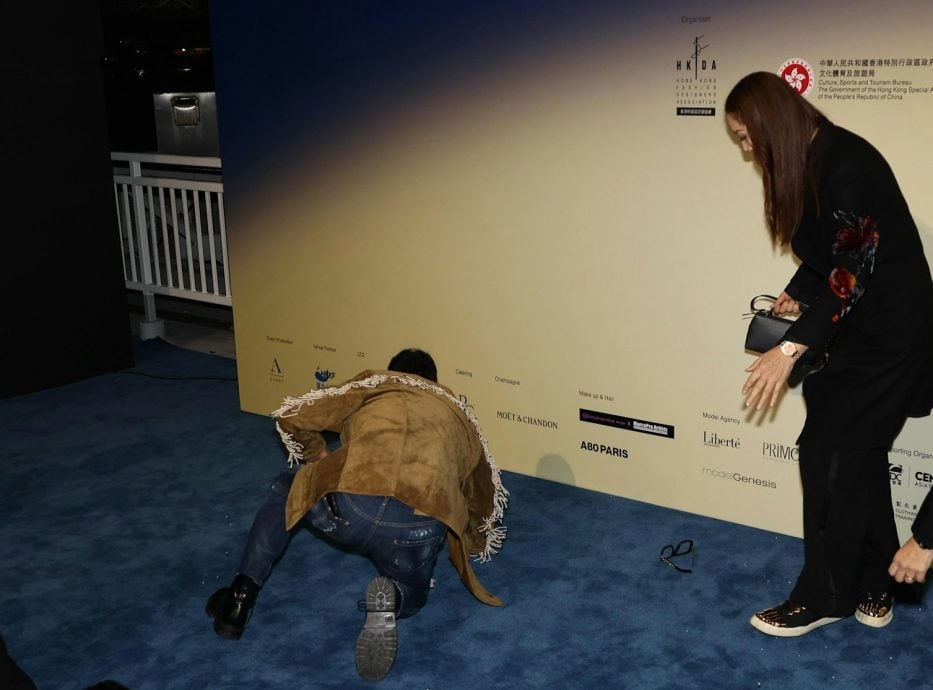 任达华不慎绊倒变“动作戏” 70岁身手惊艳全场