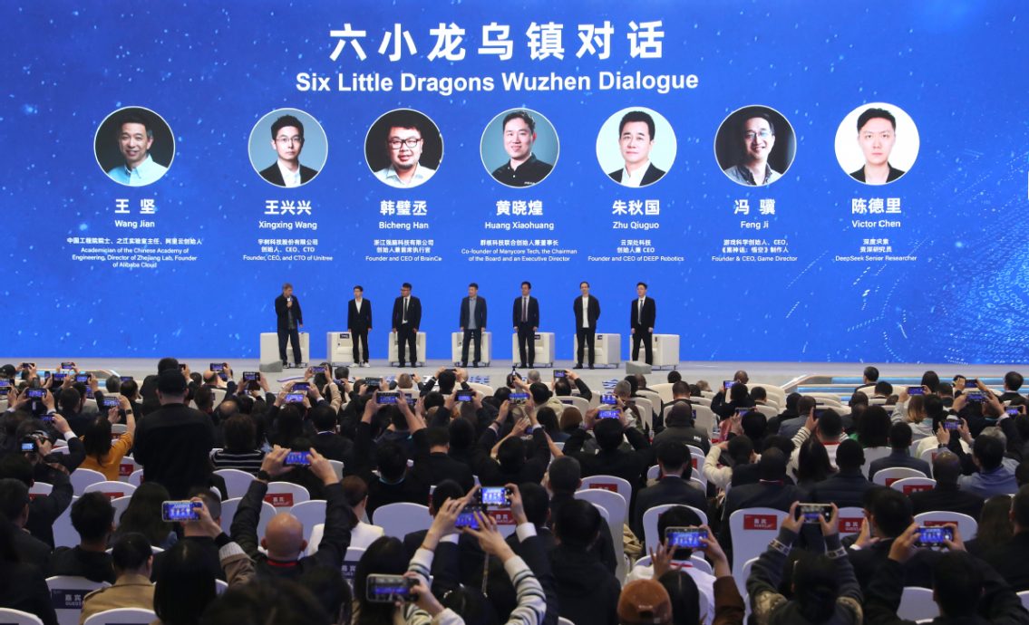 何立峰:全面实施AI+行动 前瞻布局未来产业